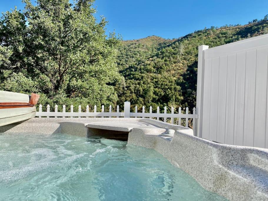 Eagle Nest River Views Hot Tub Games Sleeps 6 オーウェニー エクステリア 写真